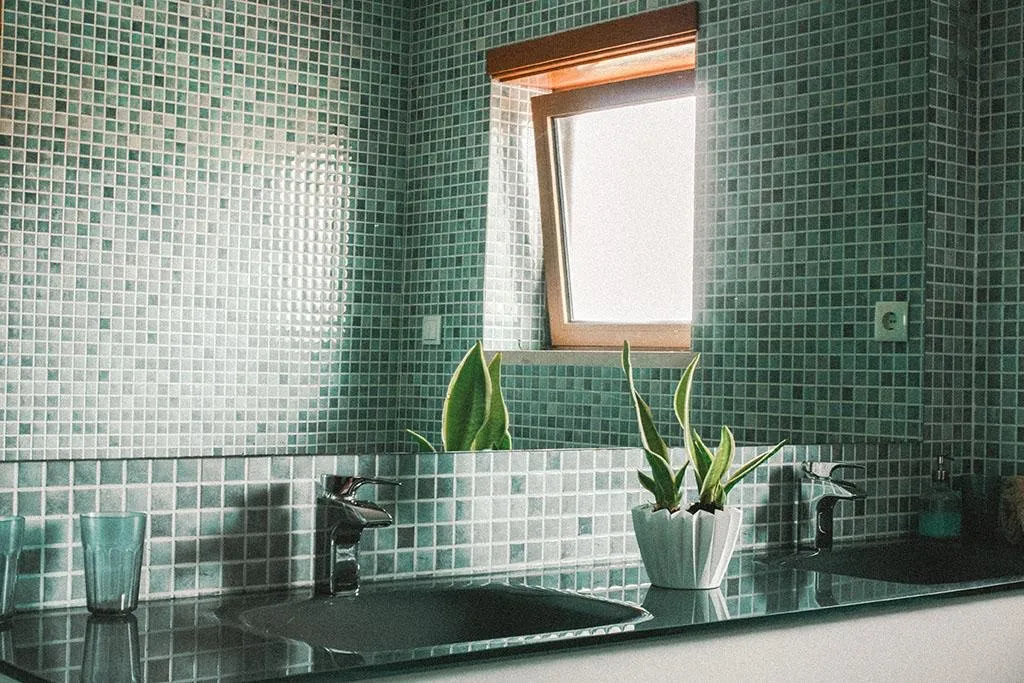A green-tiled bathroom at the Sintra retreat house